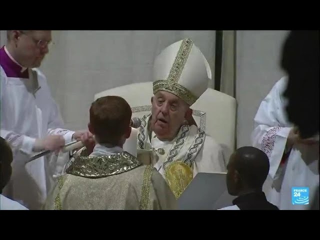 Le pape préside la vigile pascale après l'inquiétude sur sa santé • FRANCE 24