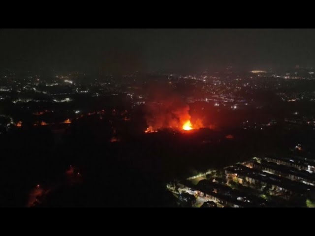 ⁣Пожар на складе боеприпасов тушат близ Джакарты