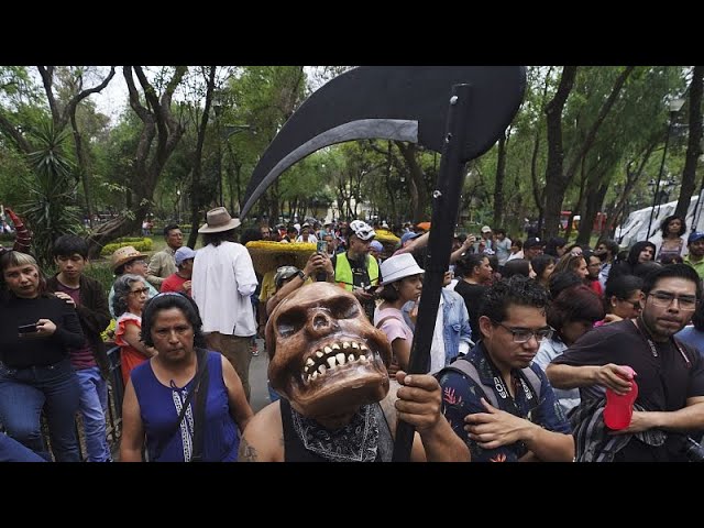 NO COMMENT | La quema de Judas por Semana Santa en México