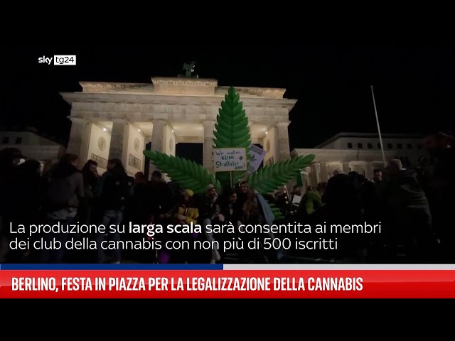 Germania legalizza cannabis, festa alla porta di Brandeburgo