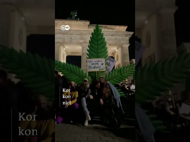 ⁣1.500 Menschen feiern am Brandenburger Tor die Cannabis-Legalisierung