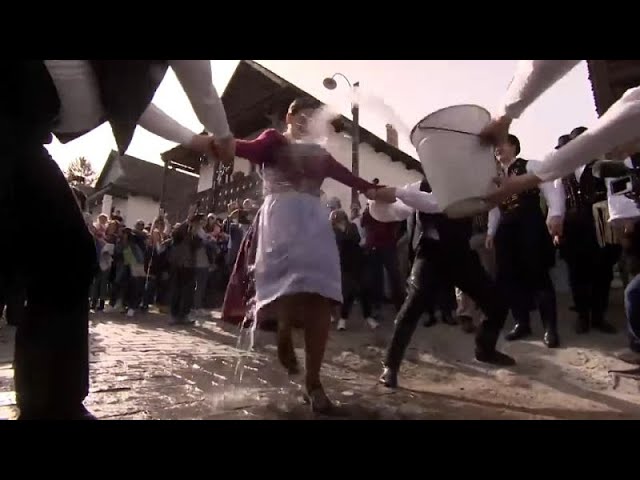 Les Hongrois aspergent d'eau froide les femmes pour Pâques