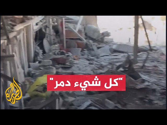 فلسطيني يوثق آثار الدمار بمنزله في محيط مجمع الشفاء الطبي غربي مدينة غزة