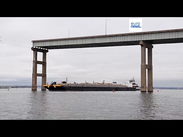 Despejado un canal en el puerto de Baltimore tras el mortal colapso del puente de la semana pasada