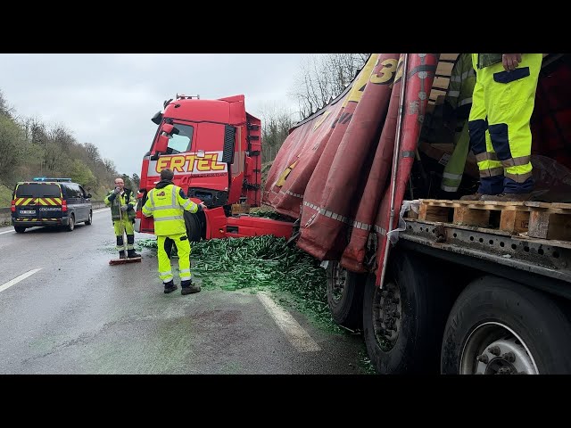 ⁣Un camion transportant des bouteilles de verre se renverse sur la RN4