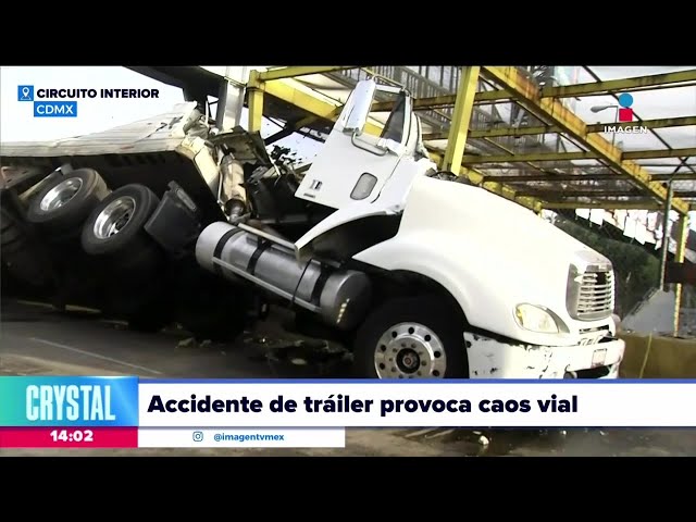 Accidente de tráiler provoca caos vial en la CDMX