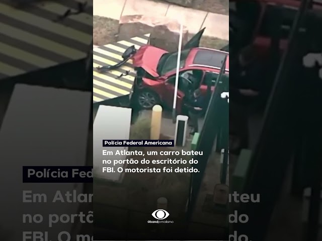 Carro bate no portão do escritório do FBI #shorts