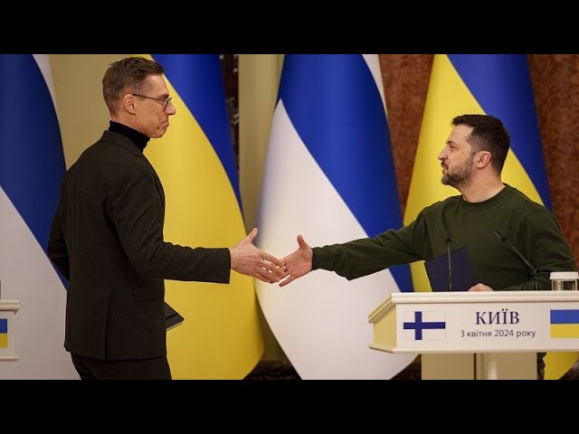 Guerre Russie-Ukraine: le Président finlandais signe en Ukraine un accord de sécurité