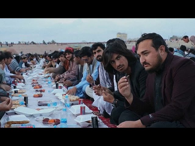 ⁣No Comment: Miles de musulmanes celebran juntos y sin mujeres la comida anual Iftar en Afganistán