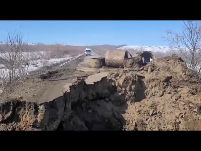 ⁣Трассы размыло на востоке Казахстана