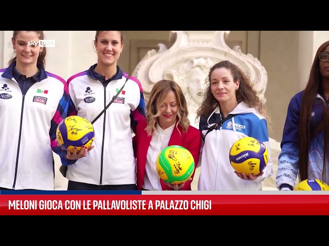 ⁣Meloni gioca con stelle del volley femminile a Palazzo Chigi