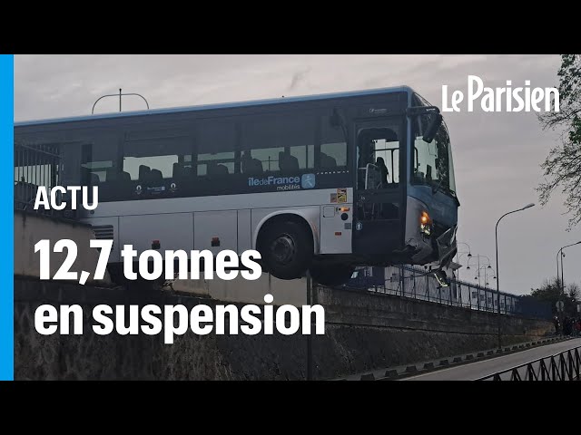 ⁣Meaux : un bus se retrouve suspendu dans le vide