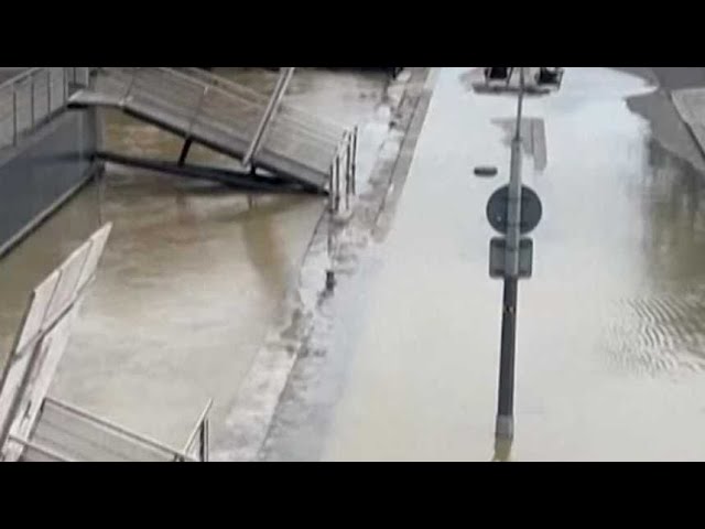 Paris : La Seine déborde sur les quais, le pic de crue attendu samedi #shorts