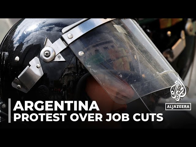 Argentina economic crisis: Public employees protest over job cuts