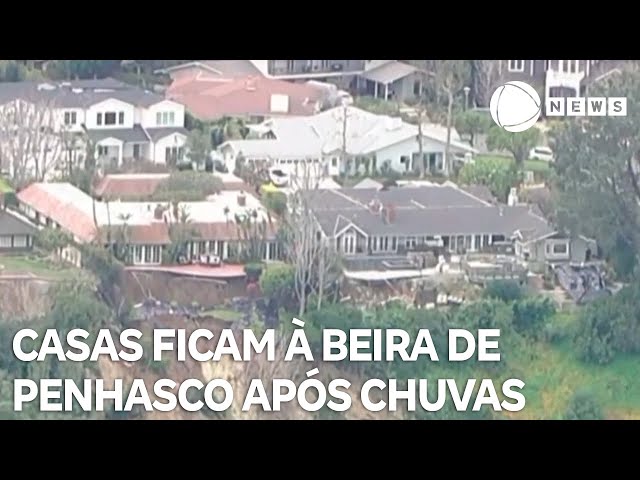 ⁣Casas ficam à beira de penhasco após fortes chuvas na Califórnia