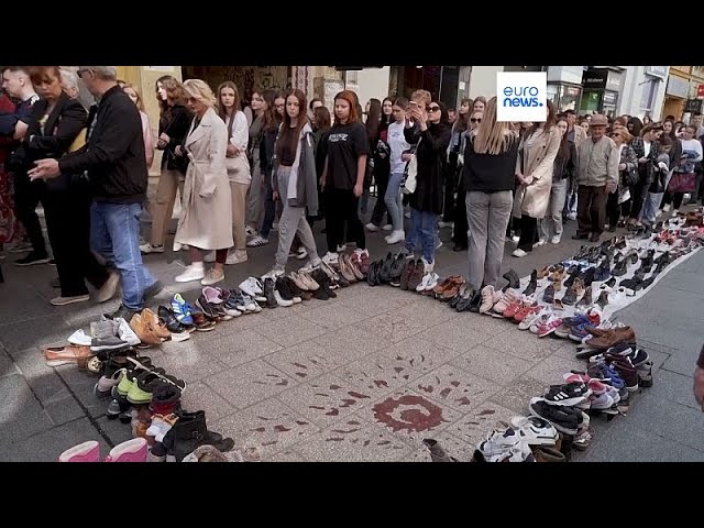 ⁣Sarajevo recuerda su asedio con una pasarela de miles de zapatos