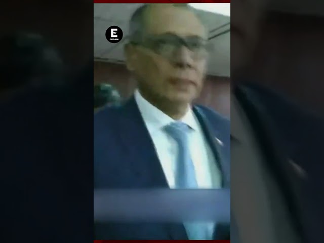 Policías entrando a la embajada de México en Ecuador para detener a Jorge Glas