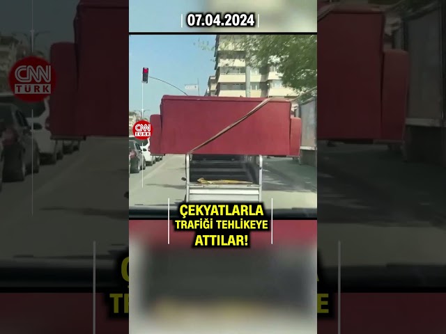 Trafik Canavarı, Araca Yükledikleri Çekyatlarla Trafiği Tehlikeye Attılar #Shorts