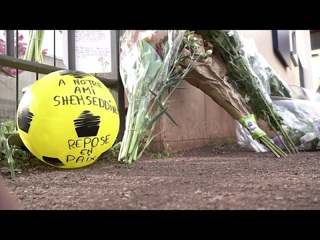 ⁣15-jähriger Franzose vor der Schule zu Tode geprügelt: Was wissen wir?
