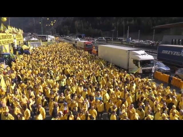 ⁣Italienische Bauern protestieren auf der Autobahn an der Grenze zu Österreich
