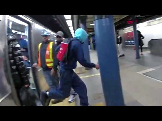 ⁣NYC subway purse snatcher chased down