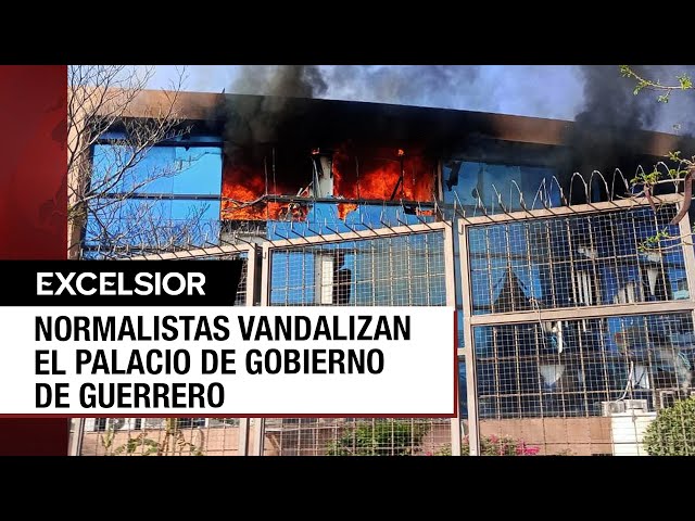 Atacan normalistas de Ayotzinapa el Palacio de Gobierno de Guerrero