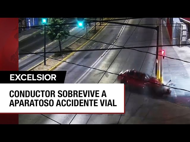 Choque en Puebla: Conductor impacta contra poste y motor del auto sale volando