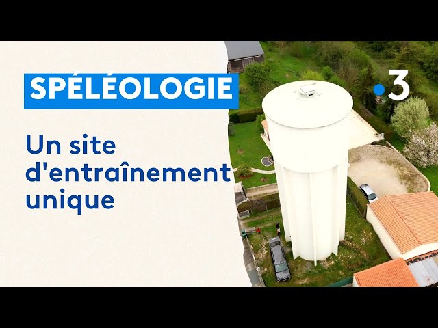 Les spéléologues s'entraînent dans un château d'eau