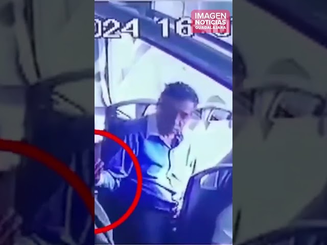 VIDEO: Hombre de la tercera edad acosa a una mujer en transporte público