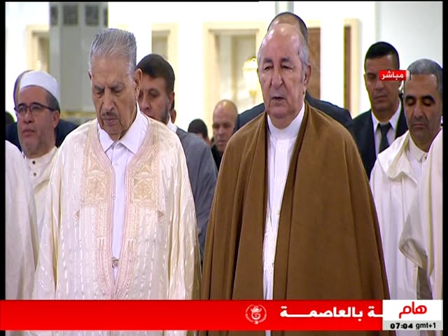 ⁣رئيس الجمهورية يؤدي في هذه الاثناء صلاة عيد الفطر المبارك  بجامع الجزائر