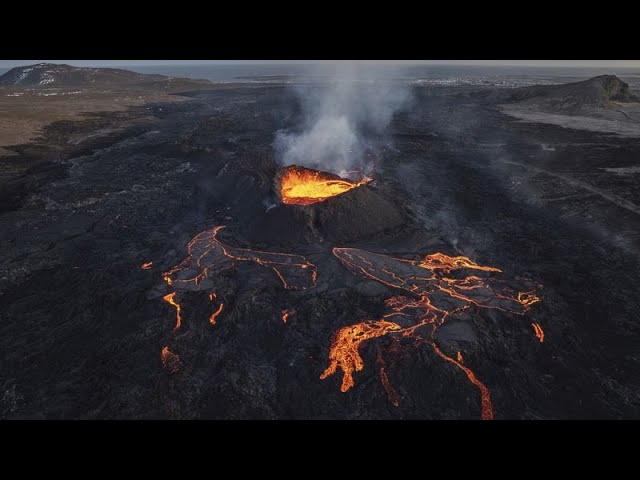 Während Sonnenfinsternis: Vulkan spuckt weiter Lava