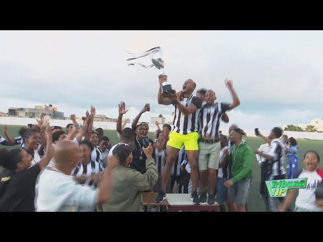 Rosariense festeja a conquista do campeonato nas bancadas, depois do empate do adversário direto