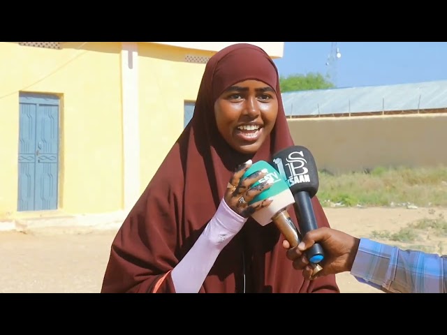 Masuuliyiinta iyo shacabka magaalada Xudur oo maanta meel fagaare ah ku oogay salaadda ciidda.