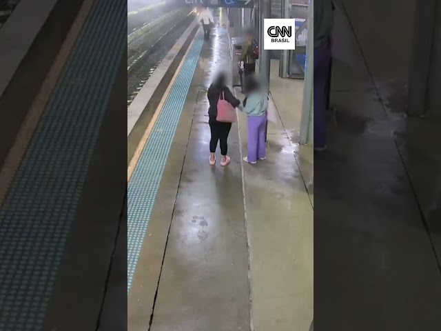 ⁣Cavalo fujão invade estação de trem na Austrália e surpreende os viajantes que estavam no local