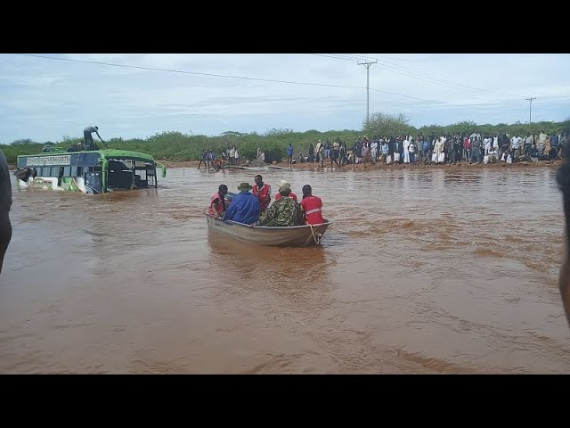 Flut in Kenia: 51 Passagier:innen aus überschwemmtem Bus gerettet