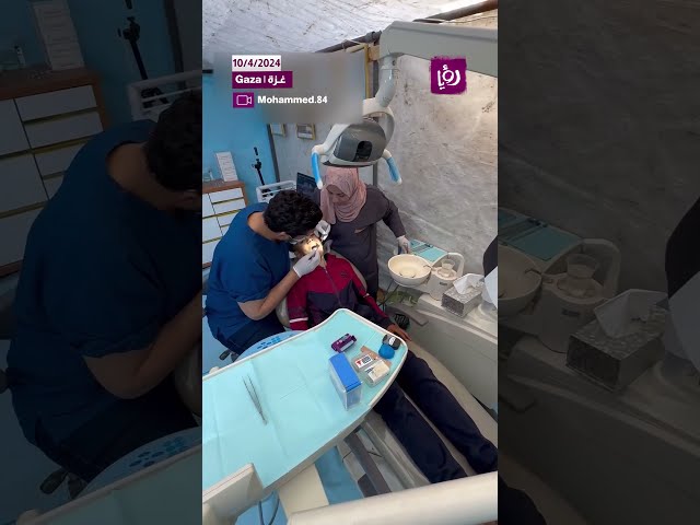 ⁣طبيب أسنان يفتتح عيادته في خيمة بين النازحين