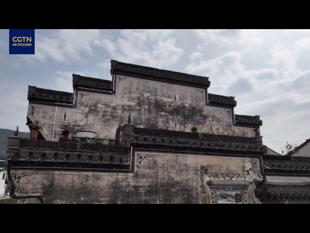 ⁣Традиционная архитектура в стиле Хуэйчжоу в провинции Аньхой привлекает туристов необычным пейзажем