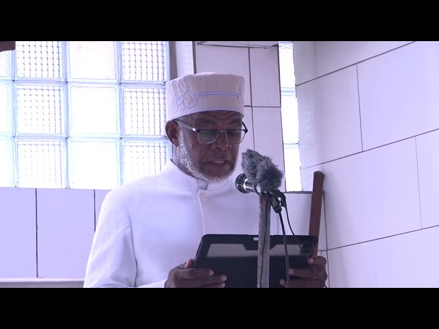 Le gouverneur, Anissi Chamsidine, et les habitants de Marahare Anjouan