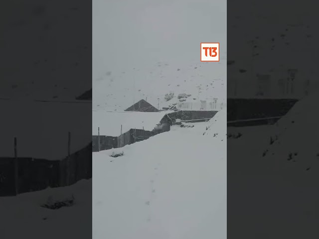 ⁣Registran caída de nieve en el Embalse La Laguna en la región de Coquimbo