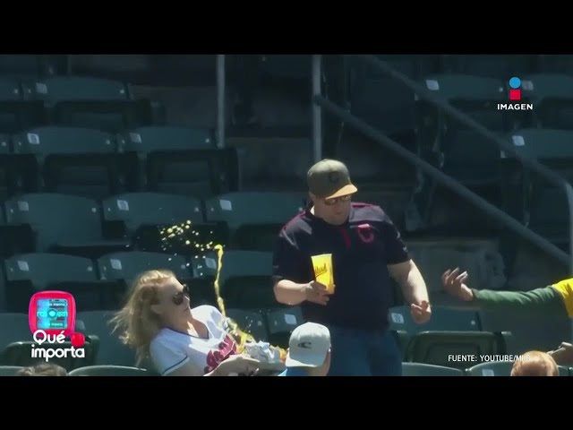 Aficionado al béisbol derrama toda su cerveza sobre la cabeza de su mujer | Qué Importa