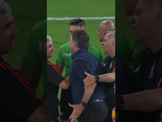 ⁣¡ENCENDIDO! Siboldi reclama a los árbitros luego del empate de último minuto.