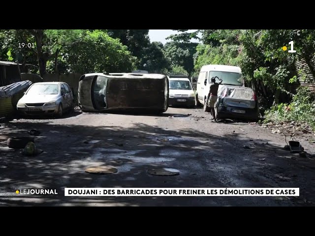 ⁣Doujani : des barricades pour freiner les démolitions de cases