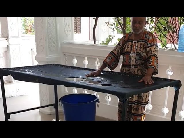 Un comorien fabrique une table pour le lavage mortuaire