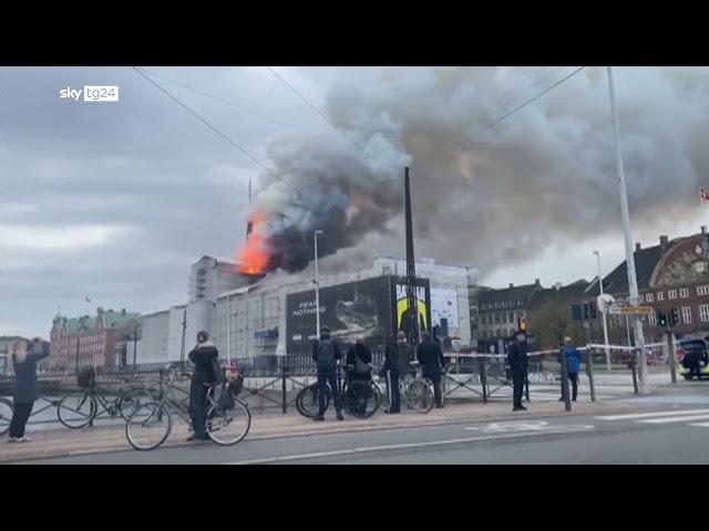 ⁣Copenaghen, in fiamme l'edificio della Vecchia Borsa.