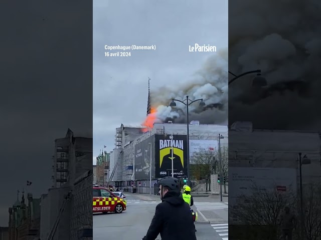 ⁣La flèche de la bourse de Copenhague s'écroule pendant un violent incendie