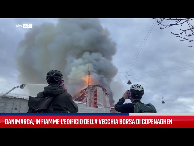 ⁣In fiamme l’edificio della Vecchia Borsa di Copenaghen