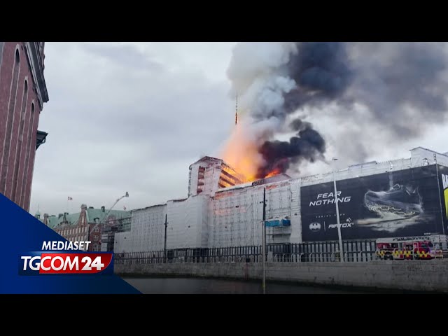 ⁣Copenaghen, in fiamme la Vecchia Borsa: crollata la guglia