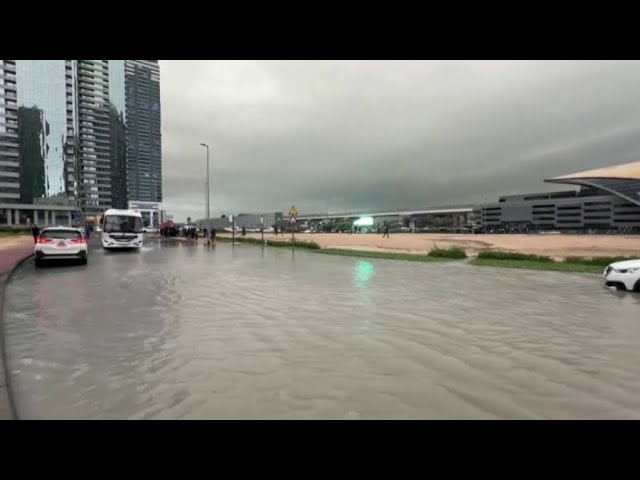 ⁣Ливни вызвали наводнение в Дубае