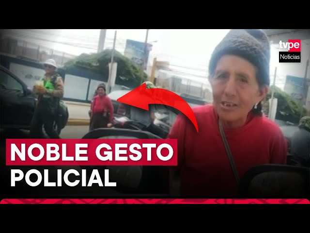 Policía ayudó a abuelita a vender caramelos en las calles de Lima