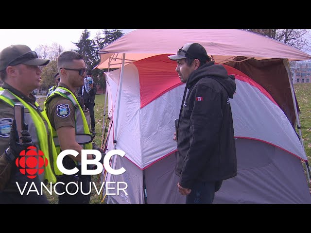 ⁣Park rangers remove tents in Vancouver's CRAB Park